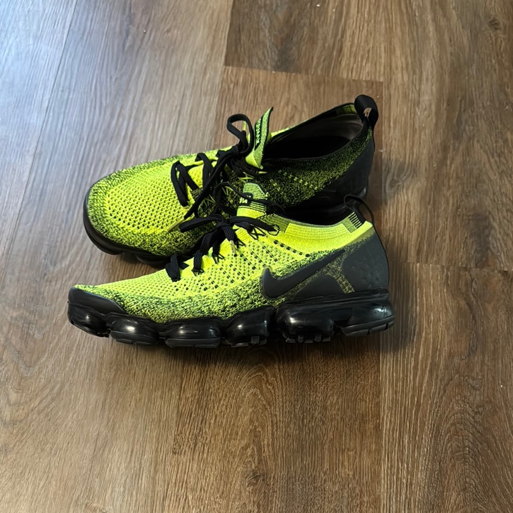 Men’s Nike Vapormax shoes black and bolt green
